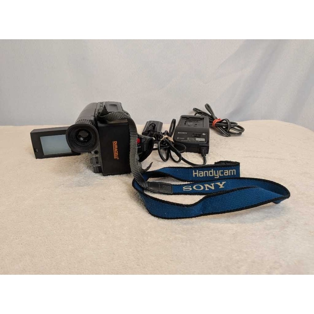 Sony Handycam CCD-TRV22 Video 8 Camcorder 26x Zoom SteadyShot w AC Adapter